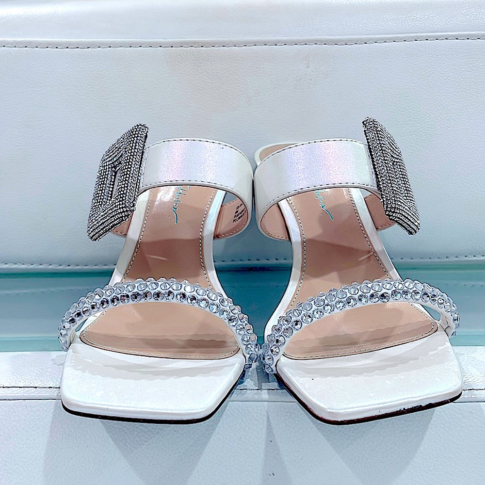 NIB Betsey Johnson ivory rhinestone buckle silver shimmer slip on strap heels 8